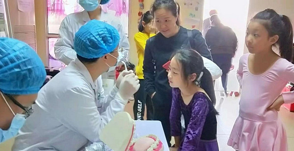 孙周口腔与非凡舞蹈学校联手举办口腔公益义诊的活动现场